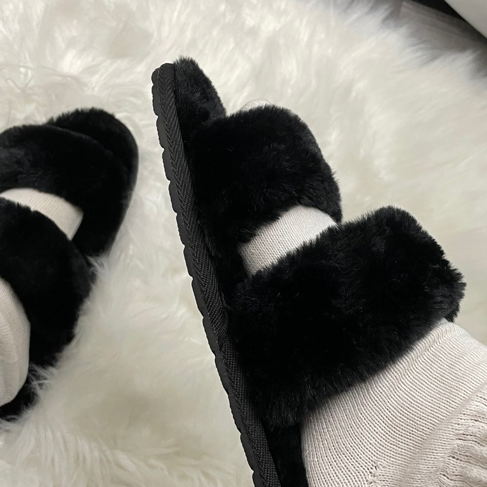 ✨New✨ Black Fuzzy Slippers - Picture 6 of 6